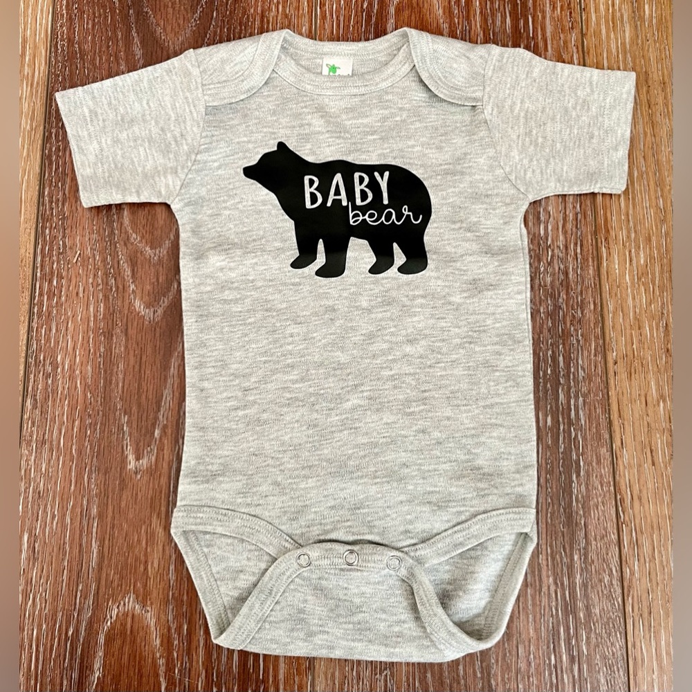 NWOT Laughing Giraffe “Baby Bear” Gray Bodysuit Size 3-6 Months